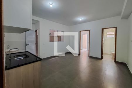 Sala / Cozinha de apartamento para alugar com 1 quarto, 31m² em Vila Firmiano Pinto, São Paulo
