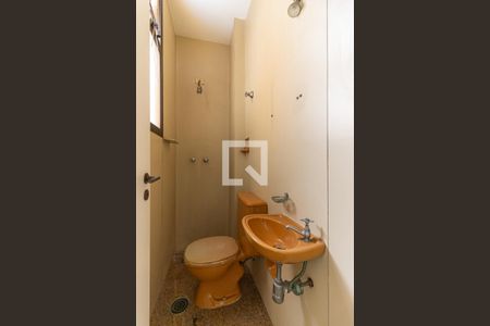 Banheiro de Serviço de apartamento para alugar com 3 quartos, 280m² em Higienópolis, São Paulo