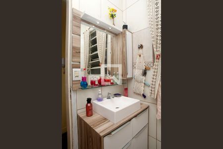 Banheiro de apartamento à venda com 2 quartos, 54m² em Santana, Porto Alegre