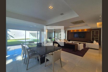 Sala de casa de condomínio para alugar com 4 quartos, 537m² em Barra da Tijuca, Rio de Janeiro