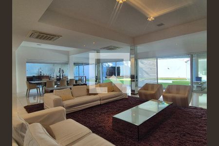 Sala de casa de condomínio para alugar com 4 quartos, 537m² em Barra da Tijuca, Rio de Janeiro