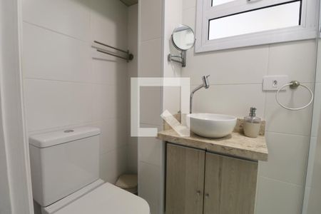 Banheiro de serviço de apartamento para alugar com 3 quartos, 85m² em Centro, Guarujá