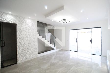 Sala de casa de condomínio para alugar com 2 quartos, 160m² em Taquara, Rio de Janeiro