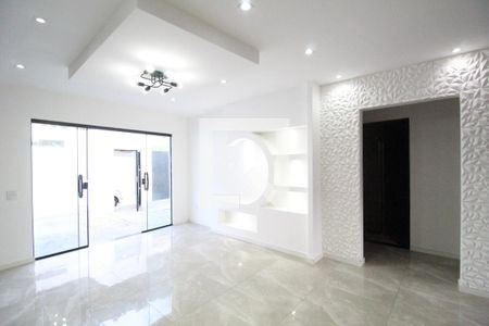 Sala de casa de condomínio para alugar com 2 quartos, 160m² em Taquara, Rio de Janeiro