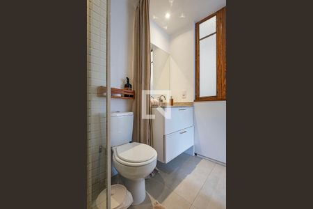 Banheiro de kitnet/studio para alugar com 1 quarto, 27m² em Pinheiros, São Paulo