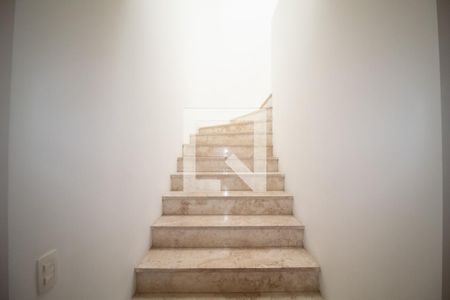 Escada de casa à venda com 5 quartos, 290m² em Vila Madalena, São Paulo