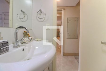 Banheiro de Serviço de casa à venda com 3 quartos, 280m² em Jardim Itu, Porto Alegre