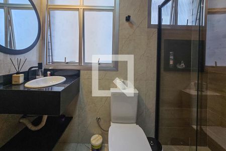 Banheiro de Serviço de apartamento para alugar com 3 quartos, 130m² em Jardim Três Marias, Guarujá