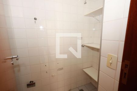Banheiro de serviço de apartamento para alugar com 3 quartos, 105m² em Setor Bueno, Goiânia