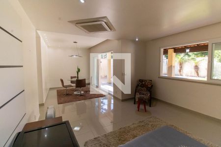 Sala de casa à venda com 6 quartos, 360m² em Piratininga, Niterói