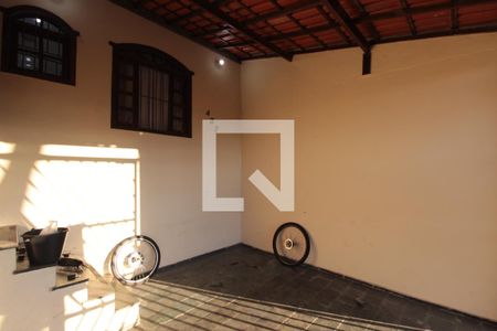 Garagem de casa à venda com 3 quartos, 150m² em  Santa Amélia, Belo Horizonte
