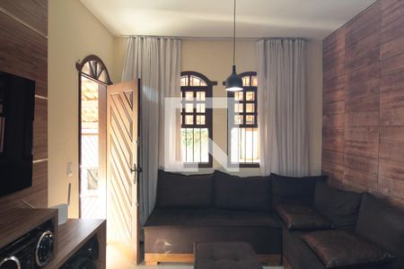 Sala de casa à venda com 3 quartos, 150m² em Copacabana, Belo Horizonte