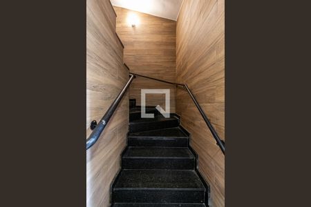Área Comum - Escada de apartamento para alugar com 1 quarto, 30m² em Vila Campanela, São Paulo