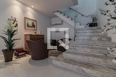 Escada acesso ao segundo andar de apartamento à venda com 3 quartos, 300m² em Copacabana, Rio de Janeiro