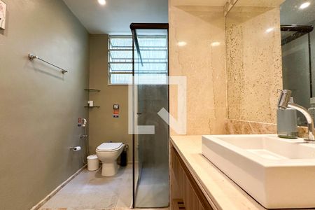 Banheiro Social de apartamento à venda com 2 quartos, 140m² em Leme, Rio de Janeiro
