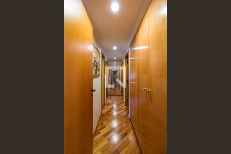 Corredor de apartamento à venda com 3 quartos, 105m² em Real Parque, São Paulo