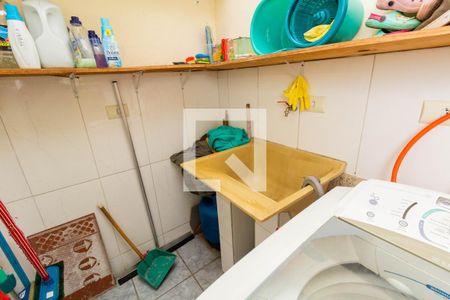 Casa à venda com 280m², 8 quartos e 5 vagasCASA 4: VARANDA E ÁREA DE SERVIÇO
