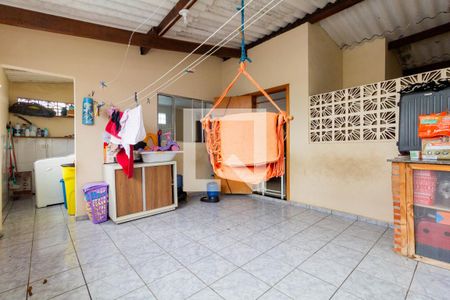 Casa à venda com 280m², 8 quartos e 5 vagasCASA 4: VARANDA E ÁREA DE SERVIÇO