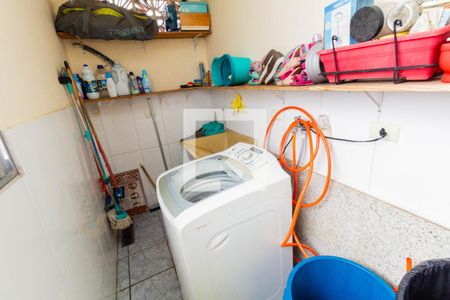 Casa à venda com 280m², 8 quartos e 5 vagasCASA 4: VARANDA E ÁREA DE SERVIÇO