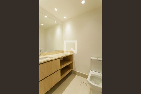 Banheiro  de kitnet/studio para alugar com 1 quarto, 61m² em Indianópolis, São Paulo