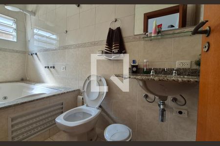 Banheiro da suíte de casa à venda com 4 quartos, 227m² em Campestre, Santo André