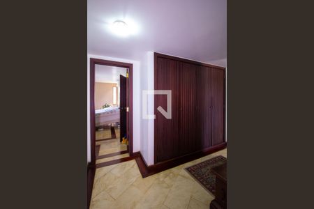 Corredor de casa de condomínio à venda com 5 quartos, 480m² em Itaipu, Niterói