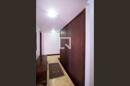 Corredor de casa de condomínio à venda com 5 quartos, 480m² em Itaipu, Niterói