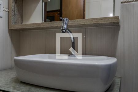 Banheiro de apartamento à venda com 1 quarto, 45m² em Vila Ipiranga, Porto Alegre