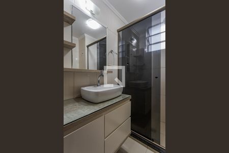 Banheiro de apartamento à venda com 1 quarto, 45m² em Vila Ipiranga, Porto Alegre