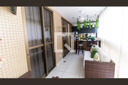 Sala de apartamento à venda com 3 quartos, 190m² em Piratininga, Niterói