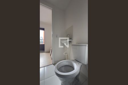 Banheiro de kitnet/studio para alugar com 1 quarto, 18m² em Vila Santo Estefano, São Paulo