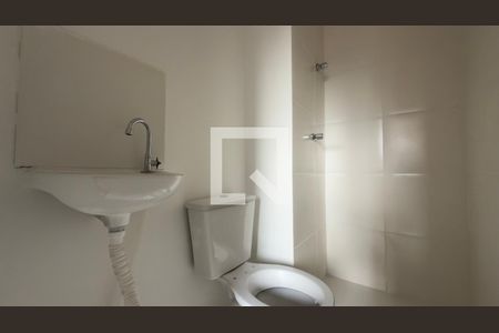 Banheiro de kitnet/studio para alugar com 1 quarto, 18m² em Vila Santo Estefano, São Paulo