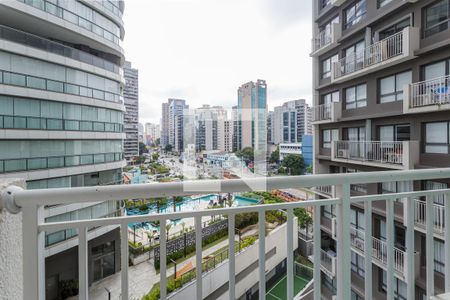 Varanda Sala/Quarto de kitnet/studio para alugar com 1 quarto, 27m² em Vila Nova Conceição, São Paulo
