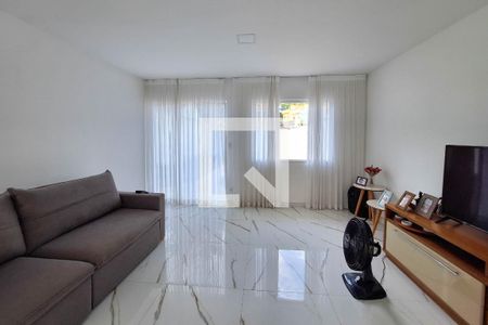 Sala de casa à venda com 4 quartos, 225m² em Piratininga, Niterói