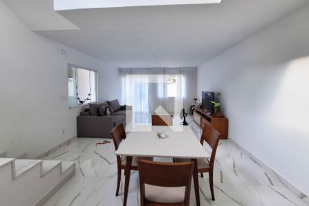 Sala de casa à venda com 4 quartos, 225m² em Piratininga, Niterói