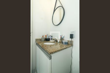 Banheiro de apartamento à venda com 2 quartos, 55m² em Humaitá, Porto Alegre