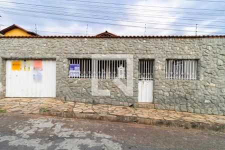 Fachada de casa à venda com 3 quartos, 360m² em Parque Recreio , Contagem