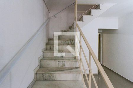 escada de casa para alugar com 3 quartos, 200m² em Jardim Vila Formosa, São Paulo