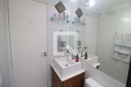 Banheiro de apartamento para alugar com 2 quartos, 52m² em Parque Maria Domitila, São Paulo