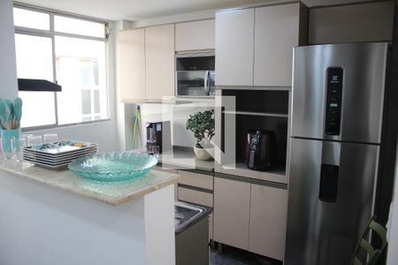 Cozinha de apartamento à venda com 3 quartos, 70m² em Diamante, Belo Horizonte