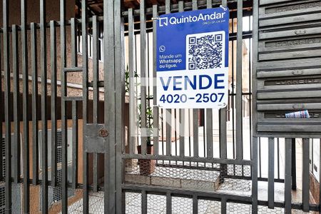Fachada e placa de casa de condomínio à venda com 2 quartos, 75m² em Chácara Seis de Outubro, São Paulo