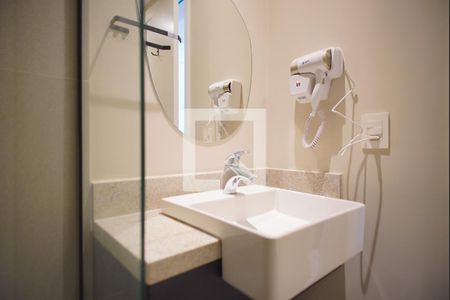 Banheiro de apartamento à venda com 1 quarto, 32m² em Rio Branco, Porto Alegre