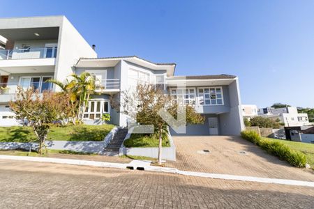 Fachada de casa de condomínio à venda com 3 quartos, 400m² em Vila Nova, Porto Alegre