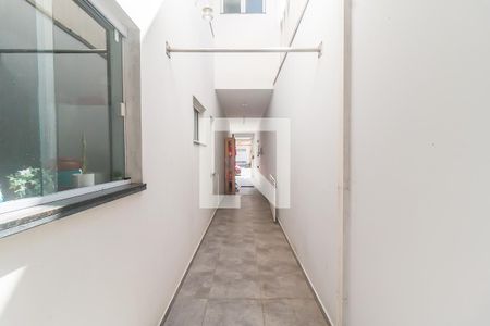 Corredor Lateral de casa para alugar com 3 quartos, 180m² em Residencial Colinas, Mogi das Cruzes