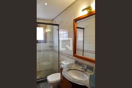 Banheiro de casa de condomínio à venda com 3 quartos, 285m² em Menino Deus, Porto Alegre