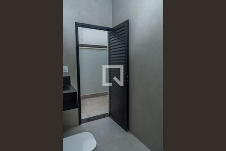 Banheiro de serviço de casa de condomínio para alugar com 3 quartos, 250m² em Riviera Tamborlim, Americana