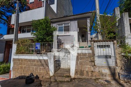 Fachada de casa à venda com 2 quartos, 95m² em Chácara das Pedras, Porto Alegre