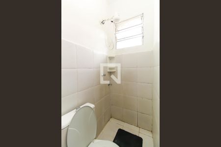 Banheiro de kitnet/studio para alugar com 1 quarto, 14m² em Vila Bertioga, São Paulo