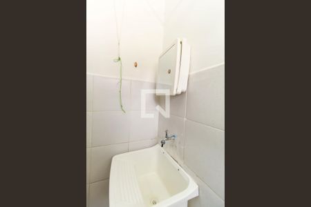 Banheiro de kitnet/studio para alugar com 1 quarto, 14m² em Vila Bertioga, São Paulo