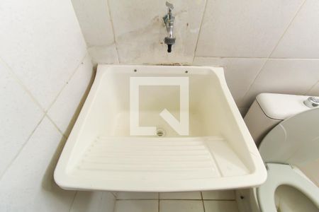 Banheiro de kitnet/studio para alugar com 1 quarto, 14m² em Vila Bertioga, São Paulo